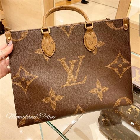 The Smaller Louis Vuitton OntheGo MM Bag Guide (2022).